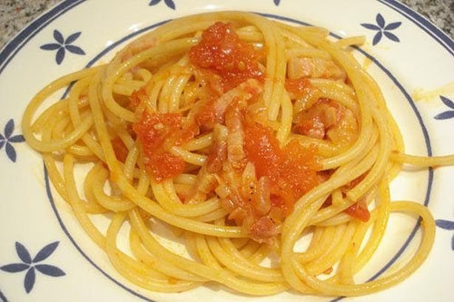 Bucatini all amatriciana (Espaguetis a la matriciana, Italia)