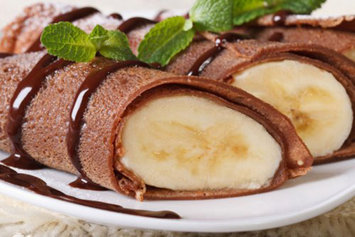Crepes de Chocolate Rellenos de Plátano