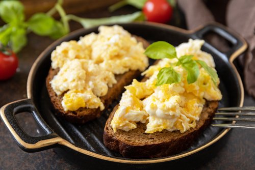 Desayuno Saludable con Huevos Revueltos en Pan Integral