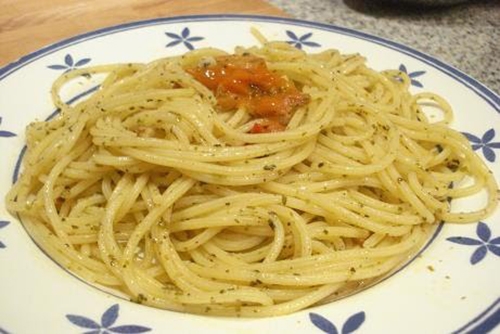 Espaguetis a las hierbas aromáticas (Spaghetti alle erbette)