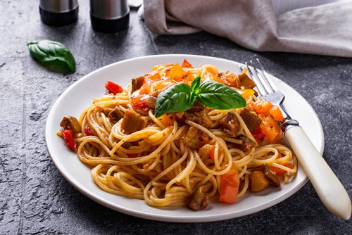 Espaguetis con Berenjena, Pimiento y Tomate