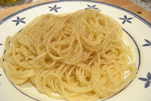 Espaguetis con queso de oveja y pimienta (Cacio e pepe)