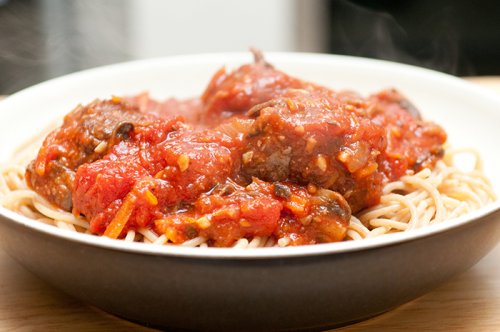 Espaguetis Integrales con Albóndigas y Tomate