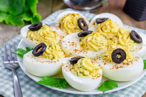 Huevos rellenos con paté de aguacate