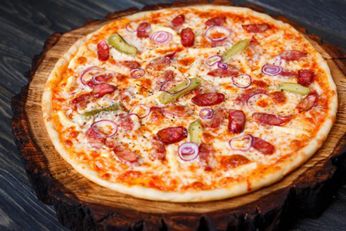 Pizza de Salami Bacon y Cebolla