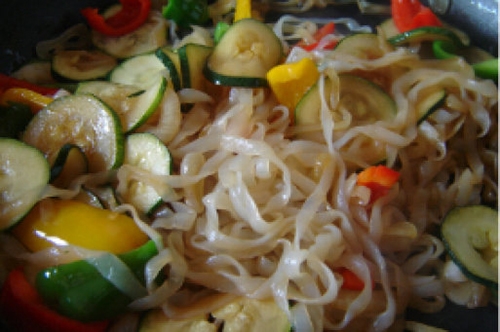 Shirataki de konjac con verduras y salsa de soja Miracle Noodle