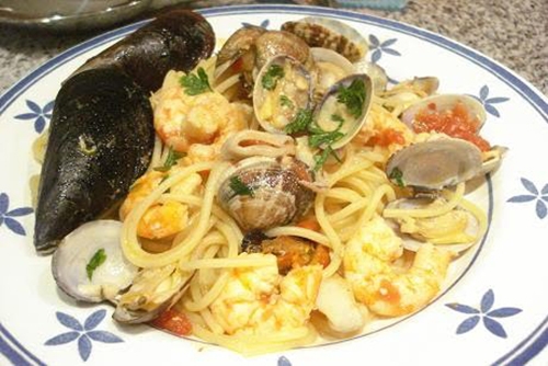 Spaghetti allo scoglio (Espaguetis a los frutos de mar)