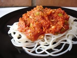 Spaguetis de Arroz con Salsa de Tomate y Aceitunas.