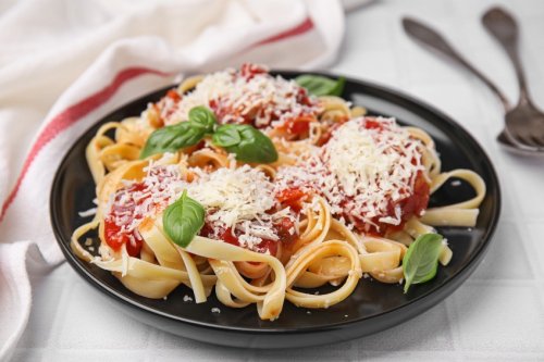 Tallarines con Tomate, Albahaca y Parmesano