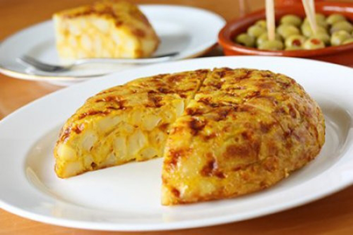 Tortilla de Patatas con Cebolla.