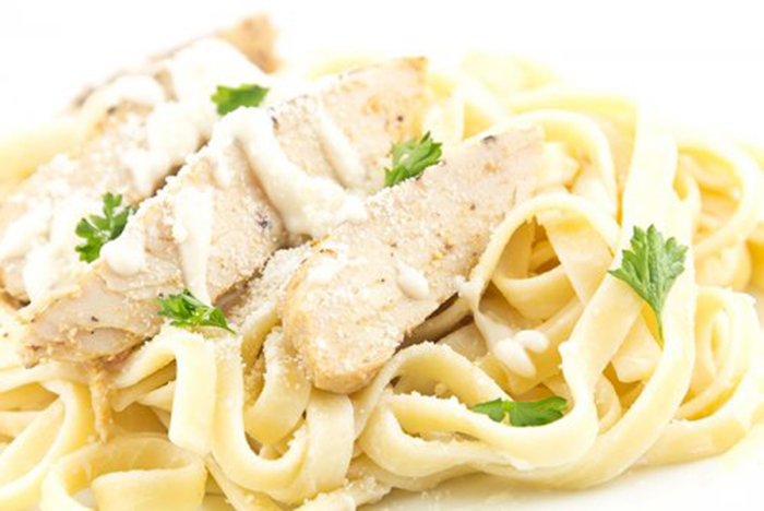 Fetuccini Alfredo con Pollo Receta