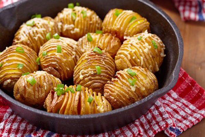 Patatas Hasselback con Queso y Cebollino Receta